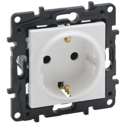 Розетка Legrand Niloe Step 16А 250В с заземлением винтовой механизм белая (863121) Розетка Legrand Niloe Step 16А 250В с заземлением винтовой механизм белая (863121)