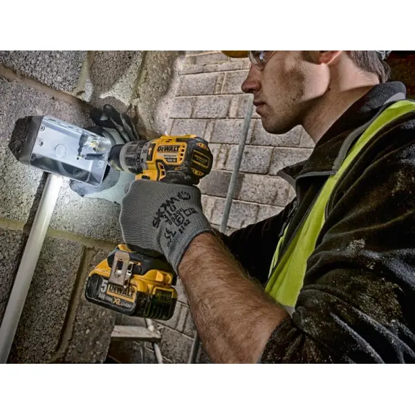 Бесщеточный аккумуляторный шуруповерт DeWALT DCD796P2 18В - фото №3 Бесщеточный аккумуляторный шуруповерт DeWALT DCD796P2 18В - фото №3