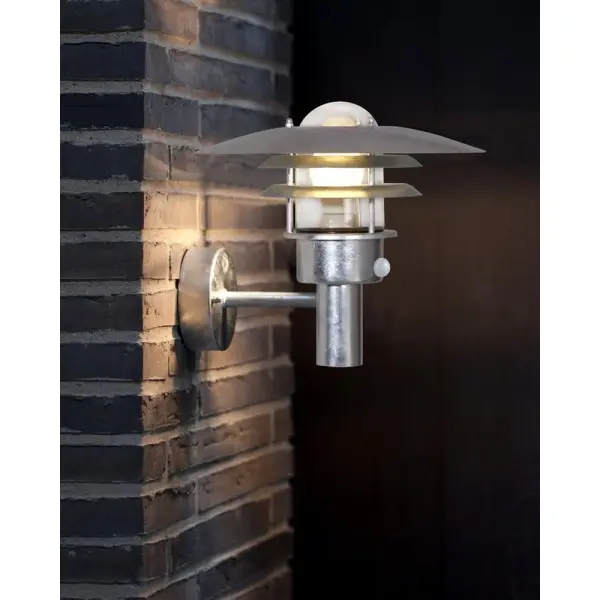 Уличный светильник с датчиком движения Nordlux 71412031 Lonstrup E27 1x60W IP44 серебристый - фото №1 Уличный светильник с датчиком движения Nordlux 71412031 Lonstrup E27 1x60W IP44 серебристый - фото №1
