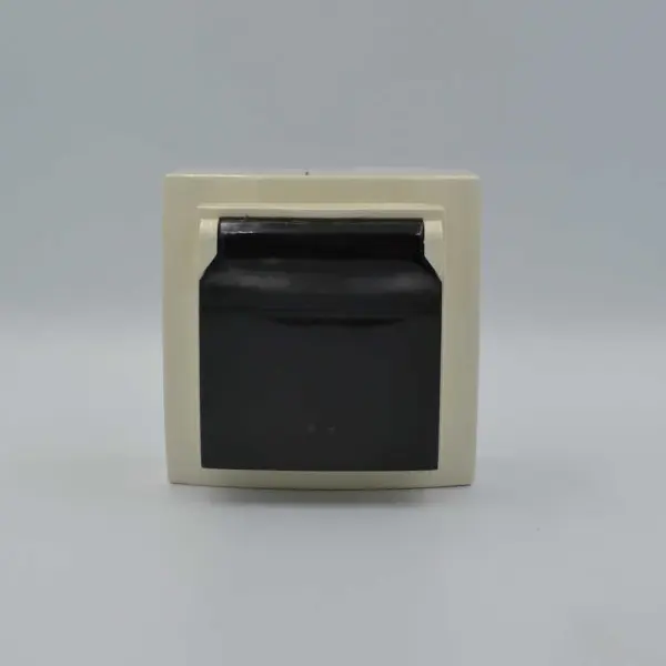 Розетка Nilson Themis кремова 1-на з заземленням з кришкою ( 26121018 ) - фото №1