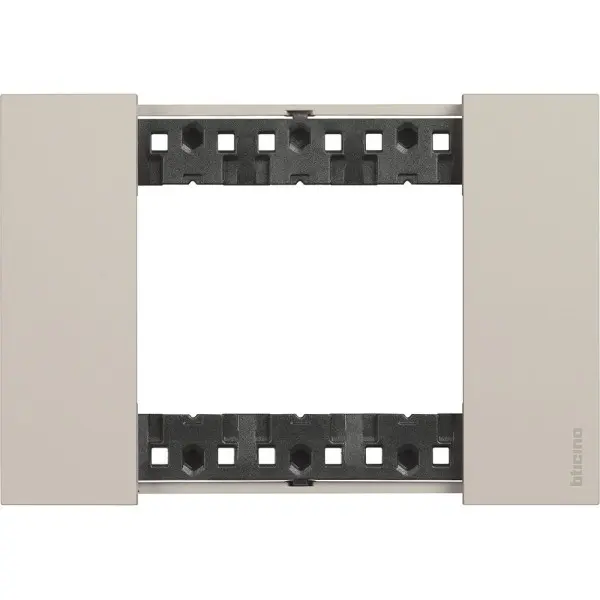 Рамка на 3 модулі Bticino Living Now KA4803KM (італійський стандарт) пісочна