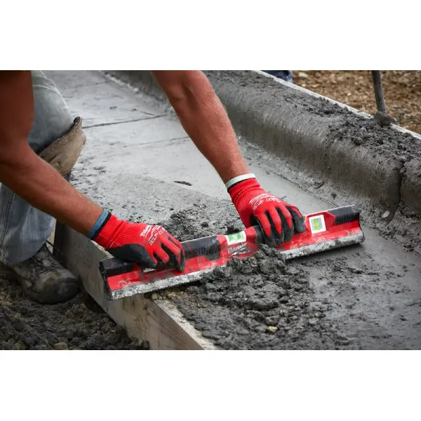 Уровень MILWAUKEE 4932459893 Redstick для работы с бетоном 60см - фото №4 Уровень MILWAUKEE 4932459893 Redstick для работы с бетоном 60см - фото №4