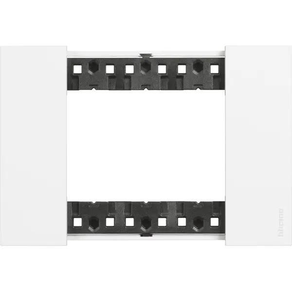 Рамка на 3 модулі Bticino Living Now KA4803KW (італійський стандарт) біла