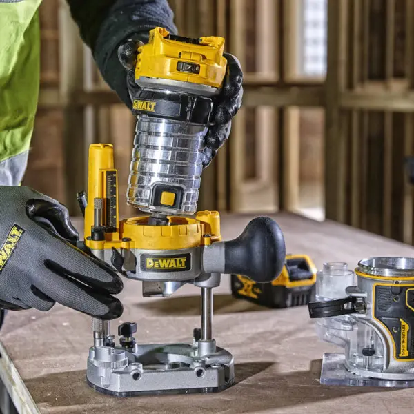 Бесщеточный аккумуляторный фрезер DeWALT DCW604P2 18В - фото №1 Бесщеточный аккумуляторный фрезер DeWALT DCW604P2 18В - фото №1
