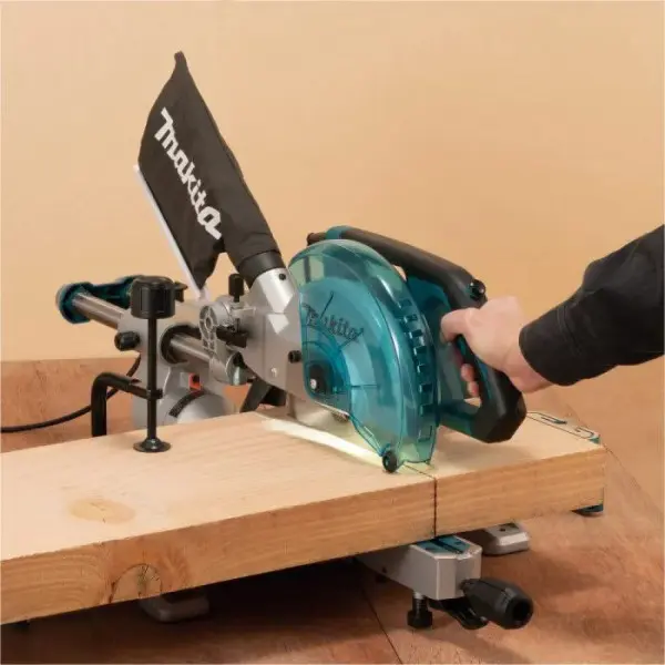 Торцева пила з протяжкою Makita LS0816F 1200 Вт 216мм з підсвіткою - фото №4 Торцева пила з протяжкою Makita LS0816F 1200 Вт 216мм з підсвіткою - фото №4