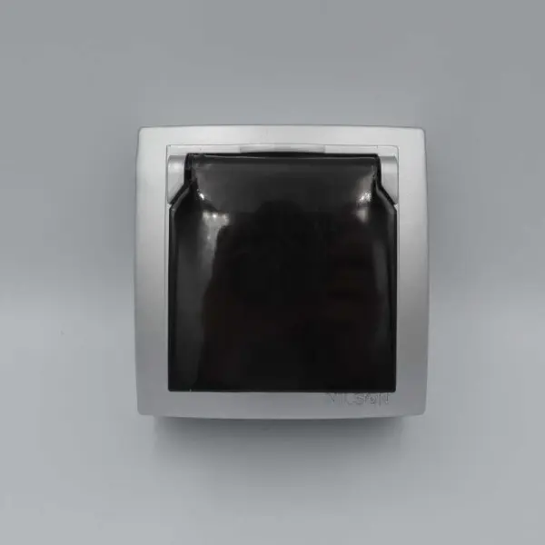 Розетка Nilson Themis срібло 1-на з заземленням з кришкою ( 26131018 ) - фото №1