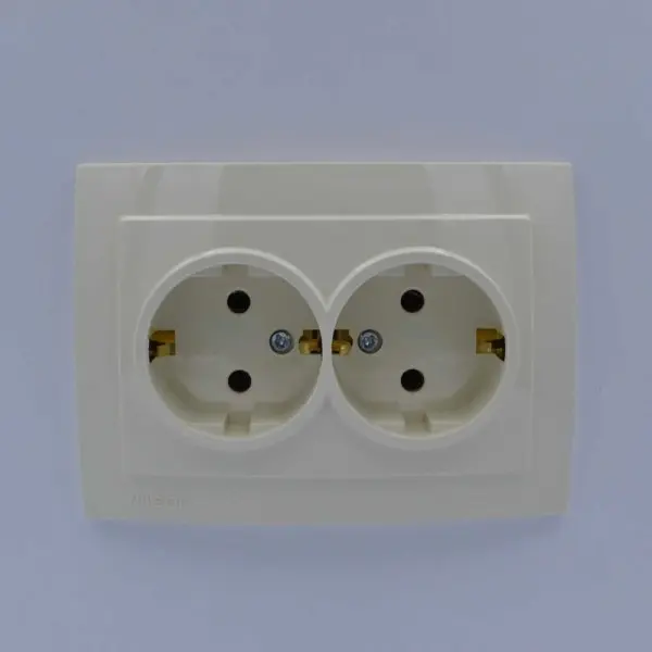 Розетка Nilson Touran кремова 2-на з заземленням ( 24121025 ) - фото №1