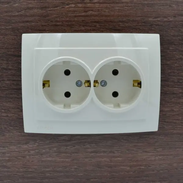 Розетка Nilson Touran кремова 2-на з заземленням ( 24121025 ) - фото №3
