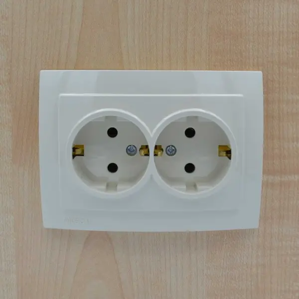Розетка Nilson Touran кремова 2-на з заземленням ( 24121025 ) - фото №4