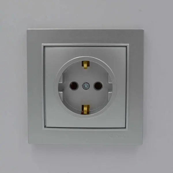 Розетка Nilson Thor серебро 1-я с заземлением ( 27131017 ) - фото №1