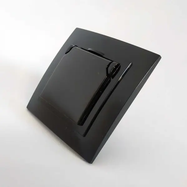 Розетка Nilson Touran чорна 1-на з заземленням з кришкою ( 24221018 ) - фото №1