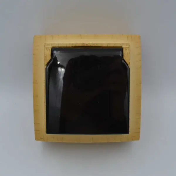 Розетка Nilson Themis клен 1-на з заземленням з кришкою ( 26281018 ) - фото №1