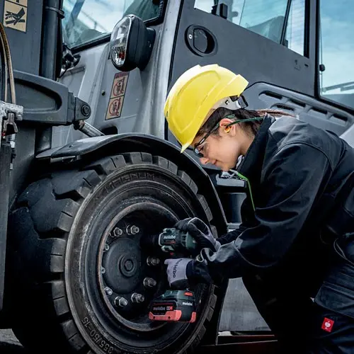 Аккумуляторный ударный гайковерт Metabo SSW LTX 800 BL 2x5,2А LI-POWER (602403650) - фото №2 Аккумуляторный ударный гайковерт Metabo SSW LTX 800 BL 2x5,2А LI-POWER (602403650) - фото №2