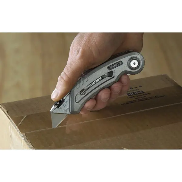 Нож складной Stanley QuickSlide Sport Utility Knife (два лезвия спортивное с серрейтором и выдвижное для отделочных работ) - фото №5 Нож складной Stanley QuickSlide Sport Utility Knife (два лезвия спортивное с серрейтором и выдвижное для отделочных работ) - фото №5