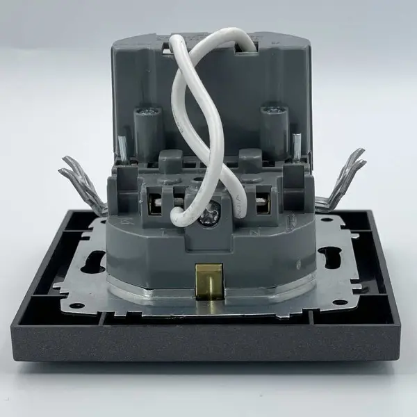 Розетка EL-BI VEGA антрацит матовый 1-я с/з + 2USB (Type C+A) 2A ( 510-016700-334 ) - фото №3 Розетка EL-BI VEGA антрацит матовый 1-я с/з + 2USB (Type C+A) 2A ( 510-016700-334 ) - фото №3