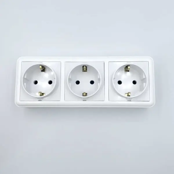 Розетка Nilson Unique біла 3-на з заземленням ( 28111060 ) - фото №1