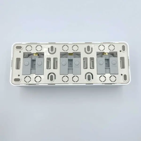 Розетка Nilson Unique біла 3-на з заземленням ( 28111060 ) - фото №3