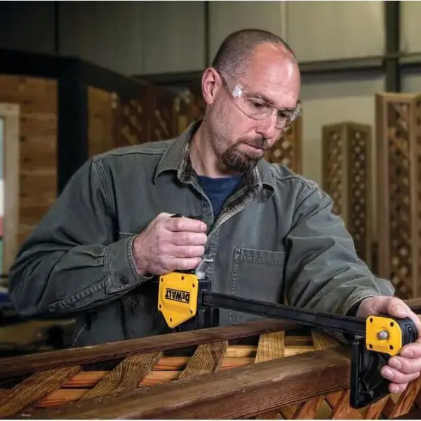 Быстрозажимная струбцина DeWALT DWHT0-83186 "XL" 600мм - фото №2 Быстрозажимная струбцина DeWALT DWHT0-83186 "XL" 600мм - фото №2