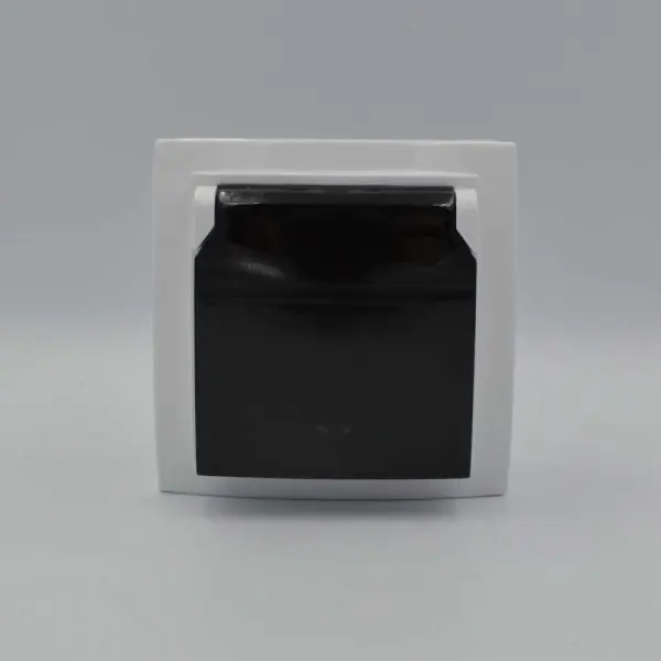 Розетка Nilson Themis біла 1-на з заземленням з кришкою ( 26111018 ) - фото №1