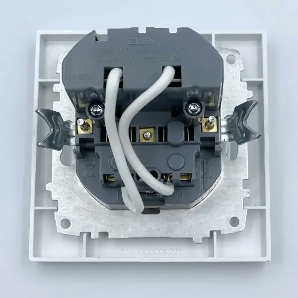 Розетка EL-BI VEGA белый мат 1-я с заземлением + 2USB (Type C+A) 2A ( 510-016200-334 ) - фото №3