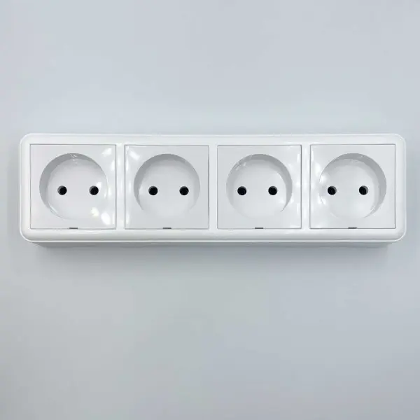 Розетка Nilson Unique біла 4-на без заземлення ( 28111061 ) - фото №1