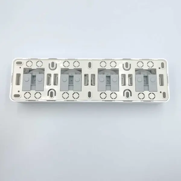 Розетка Nilson Unique біла 4-на без заземлення ( 28111061 ) - фото №3