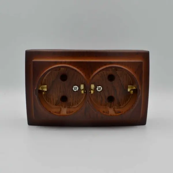 Розетка Nilson Themis орех 2-я с заземлением ( 26271025 ) - фото №1