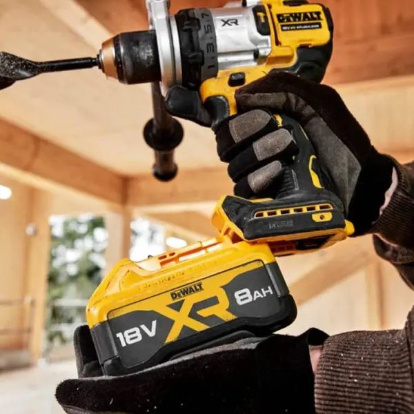 Аккумуляторная батарея DeWALT DCB1880 XR Li-Ion 18В 8Ач - фото №4 Аккумуляторная батарея DeWALT DCB1880 XR Li-Ion 18В 8Ач - фото №4