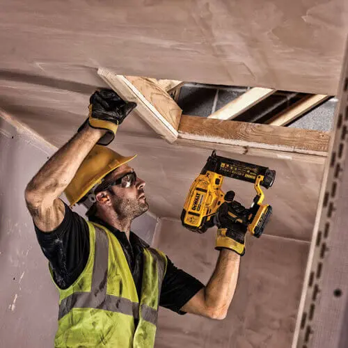 Аккумуляторный гвоздезабиватель DeWalt DCN680N 18В - фото №5 Аккумуляторный гвоздезабиватель DeWalt DCN680N 18В - фото №5