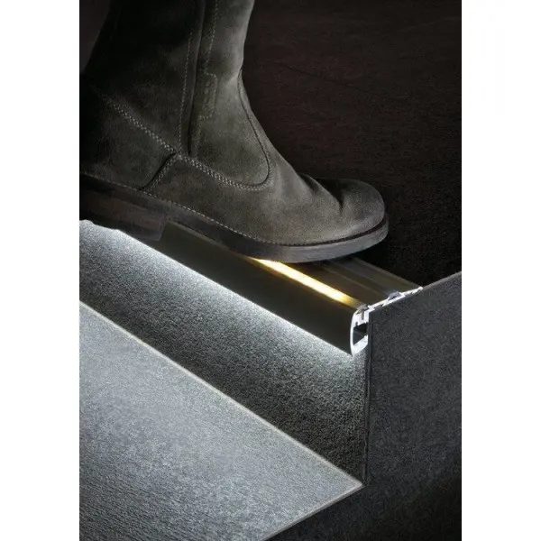 LED-профиль для ступеней KLUS STEP черный, 1 метр - фото №3 LED-профиль для ступеней KLUS STEP черный, 1 метр - фото №3