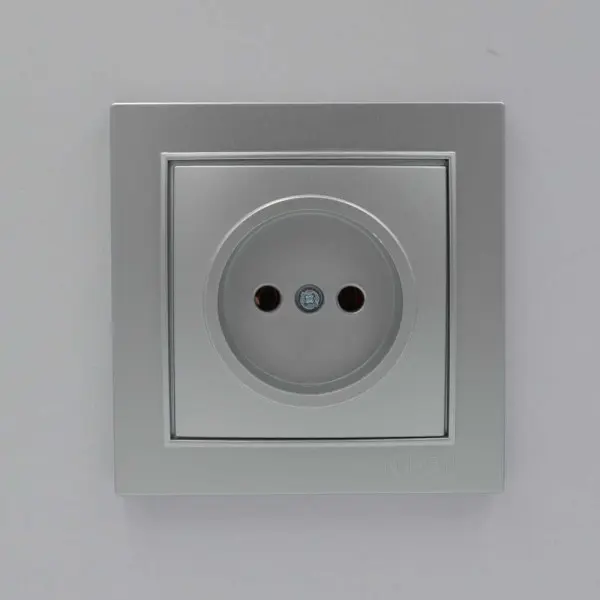 Розетка Nilson Thor серебро 1-я без заземления ( 27131015 ) - фото №1