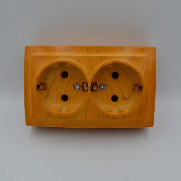 Розетка Nilson Themis дуб 2-на з заземленням ( 26251025 ) - фото №1