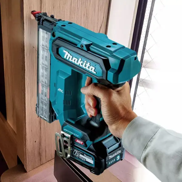 Аккумуляторный гвоздозабивной пистолет Makita FN001GZ XGT 40 В 40мм - фото №4 Аккумуляторный гвоздозабивной пистолет Makita FN001GZ XGT 40 В 40мм - фото №4