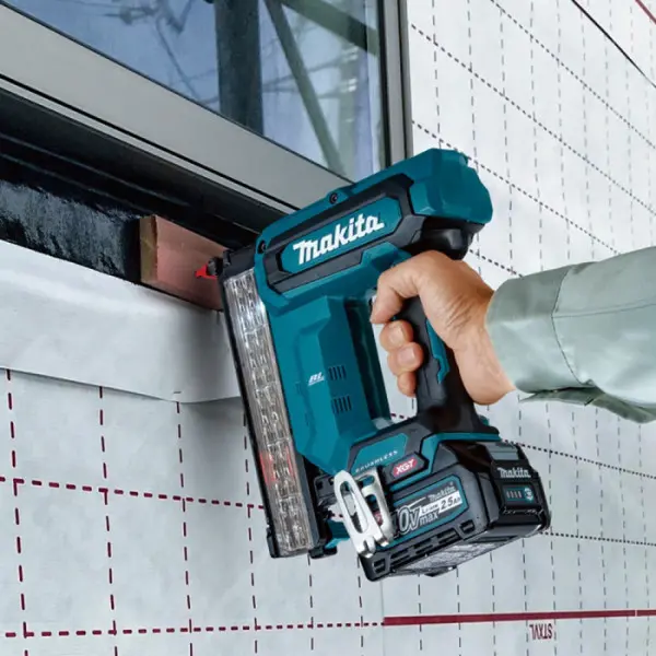 Аккумуляторный гвоздозабивной пистолет Makita FN001GZ XGT 40 В 40мм - фото №5 Аккумуляторный гвоздозабивной пистолет Makita FN001GZ XGT 40 В 40мм - фото №5