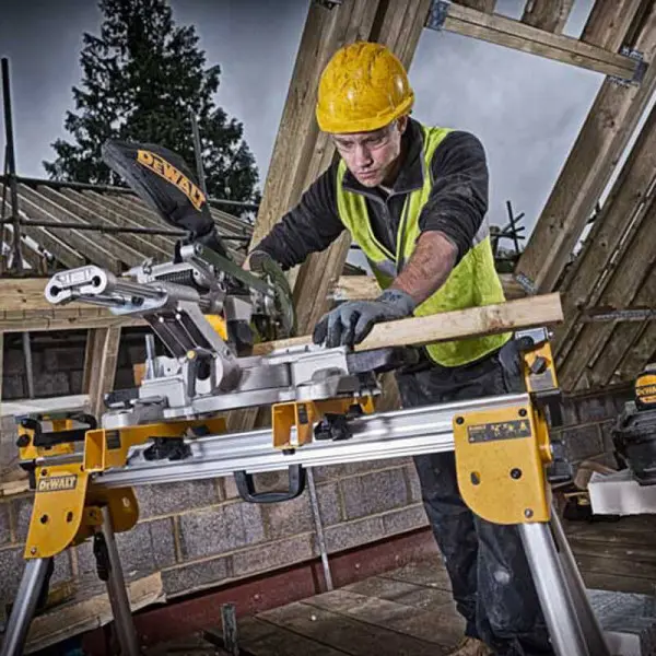 Аккумуляторная торцовочная пила DeWALT DCS365N 18В - фото №5 Аккумуляторная торцовочная пила DeWALT DCS365N 18В - фото №5