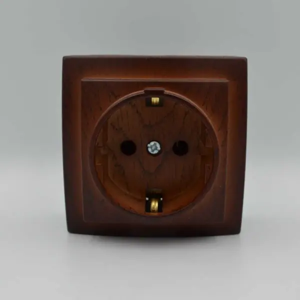Розетка Nilson Themis горіх 1-на з заземленням ( 26271017 ) - фото №1