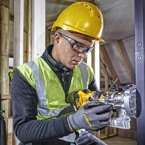 Бесщеточный аккумуляторный фрезер DeWALT DCW604N 18В - фото №1 Бесщеточный аккумуляторный фрезер DeWALT DCW604N 18В - фото №1