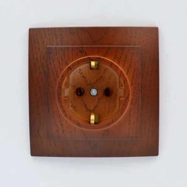 Розетка Nilson Touran горіх 1-на з заземленням ( 24271017 ) - фото №1