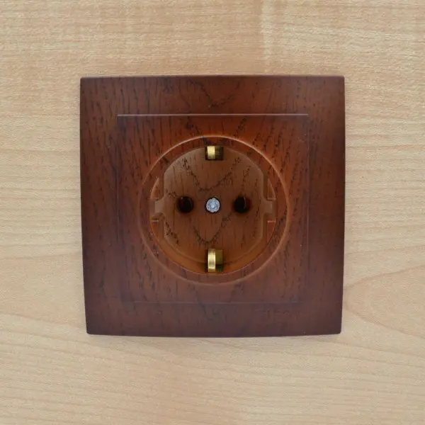 Розетка Nilson Touran горіх 1-на з заземленням ( 24271017 ) - фото №4