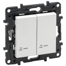 Двухклавишный проходной выключатель Legrand Niloe Step 10А с подсветкой зажимной механизм белый (863118)