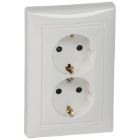 Розетка подвійна зі шторками (монтаж в 1 коробку) Valena білий