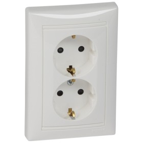 Розетка двойная со шторками (монтаж в 1 коробку) Valena белый