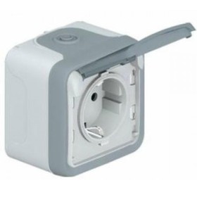 Розетка с крышкой влагозащищенная Legrand