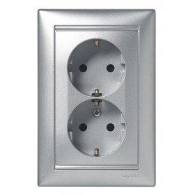 Розетка двойная (монтаж в 1 коробку) Valena алюминий