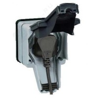 Розетка Legrand IP66 при вставленном штекере, серая