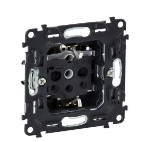 Механизм розетки с з/к и шторками Legrand Valena In`Matic