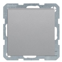 Розетка Berker Q.x 47516084 с защитой контактов с заземлением и с крышкой (алюминий)