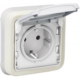 Розетка с крышкой белая Legrand