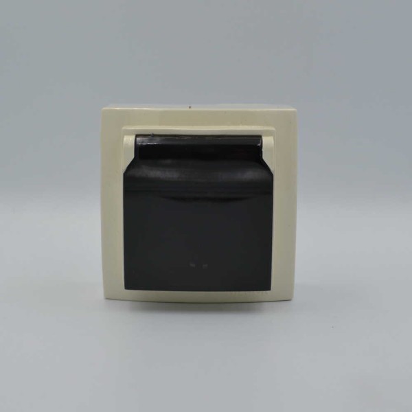 Розетка Nilson Themis кремова 1-на з заземленням з кришкою ( 26121018 ) - фото №1