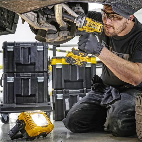 Акумуляторний світлодіодний ліхтар DeWALT DCL077 XR Li-Ion 10,8/12/18 В 500/1000/2000лм - фото №5